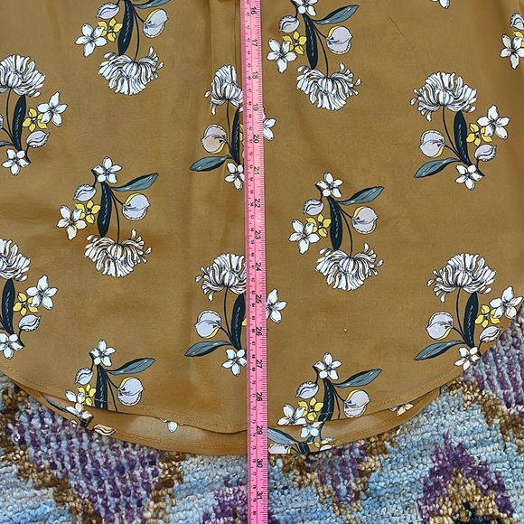 Amour Vert Sustainable Made in USA 100% Silk Mustard Yellow Floral V-Neck Blouse - Picture 6 of 7